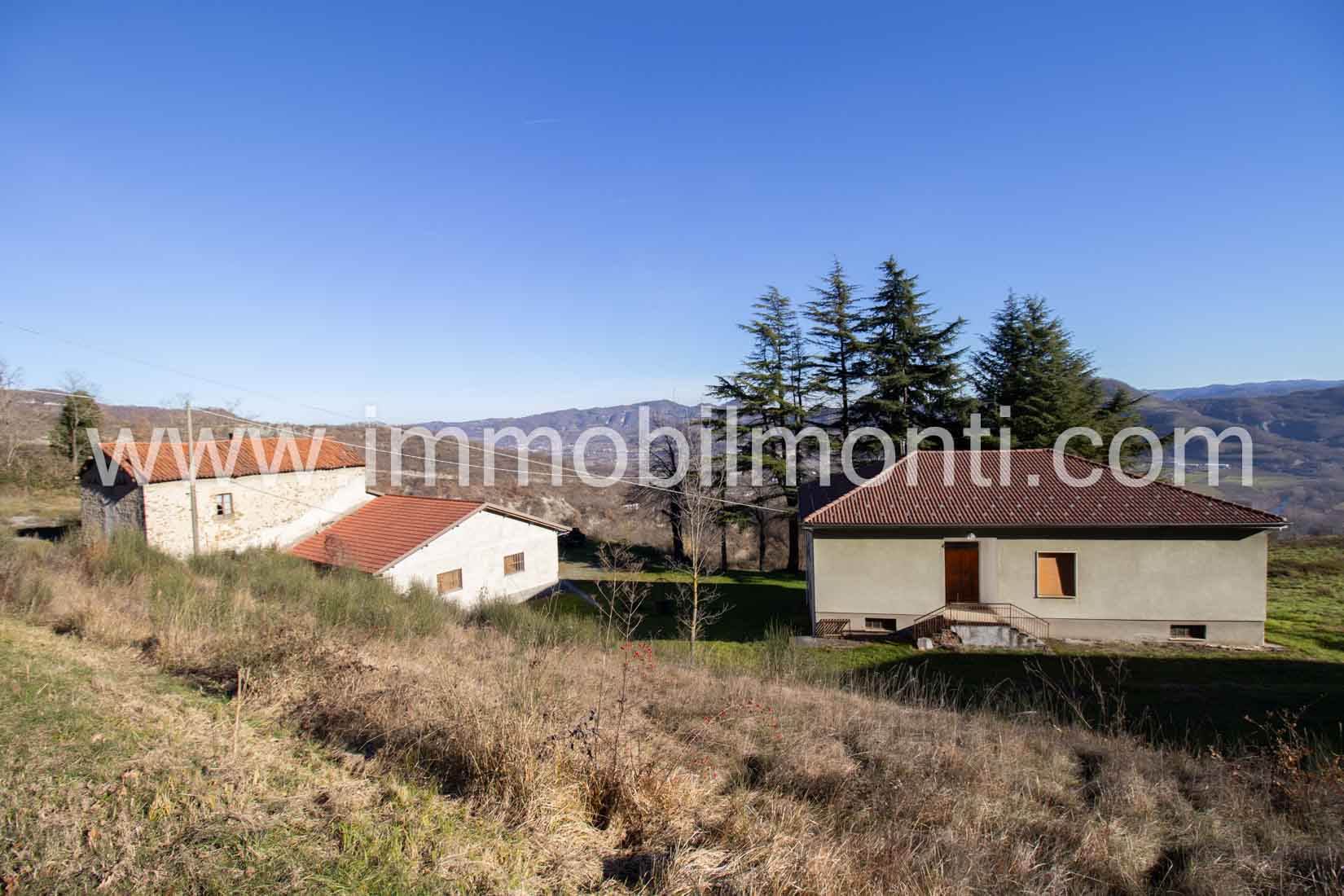 House in Mombaldone - view 1
