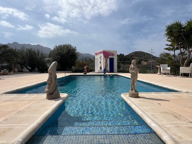 Villa in Iturrate - view 1