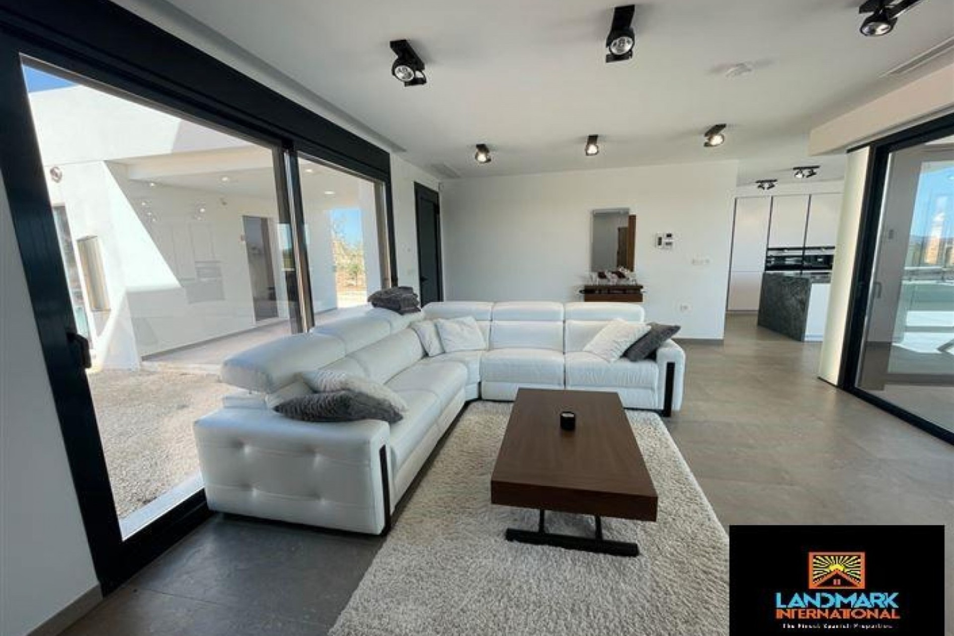 Villa in Pinoso - view 1