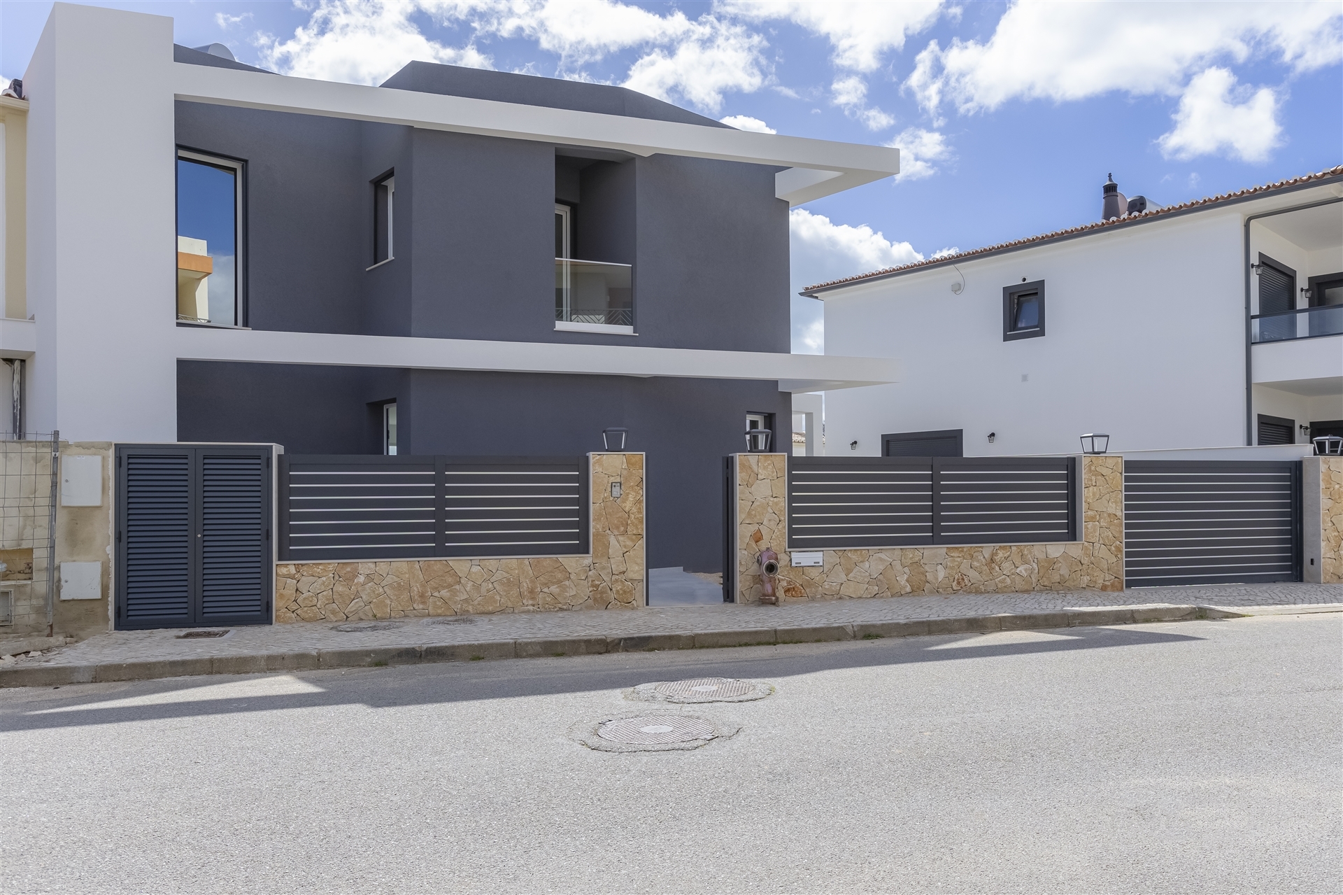 House in Mexilhoeira Grande - view 1