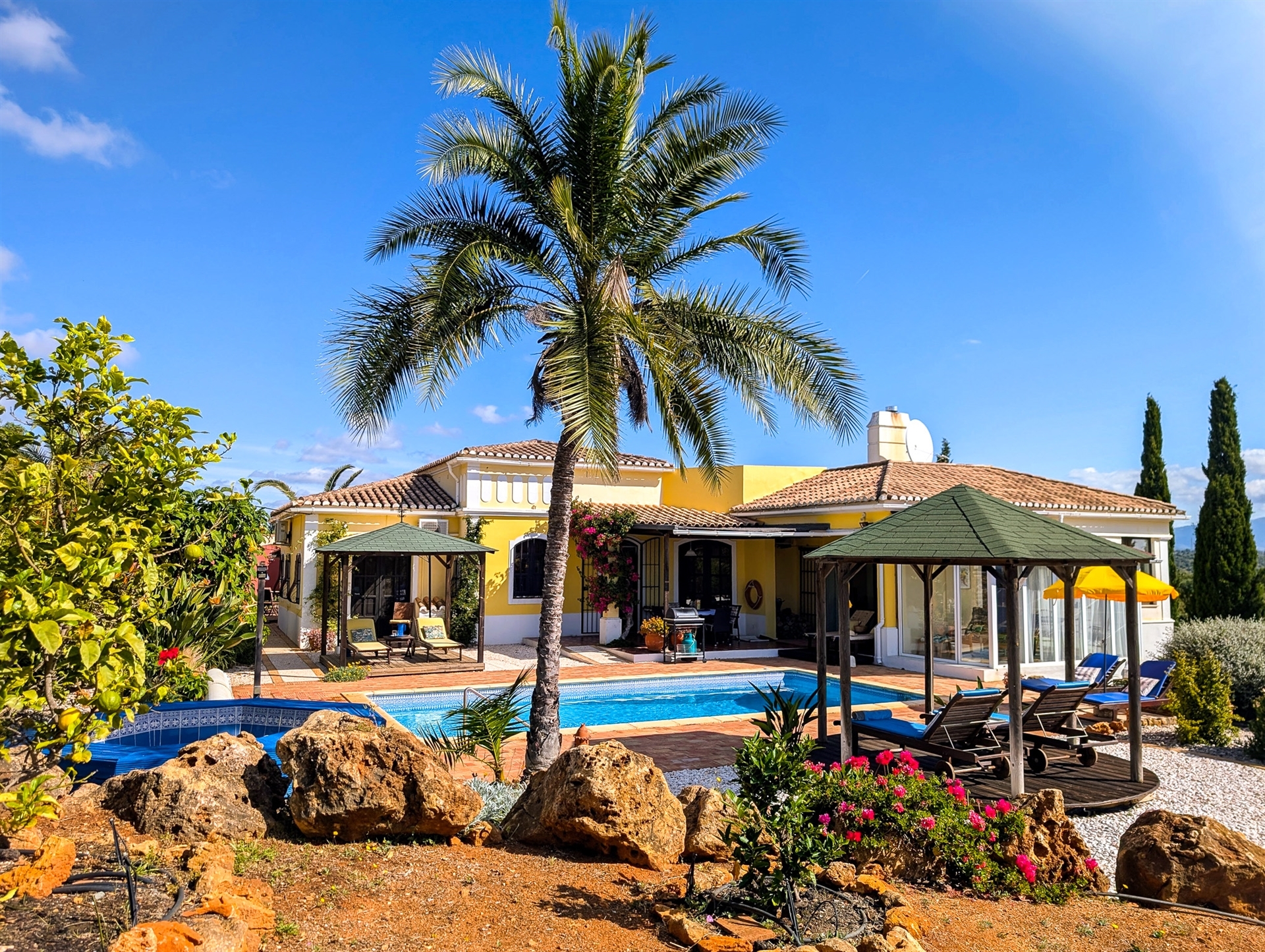 House in Mexilhoeira Grande - view 1