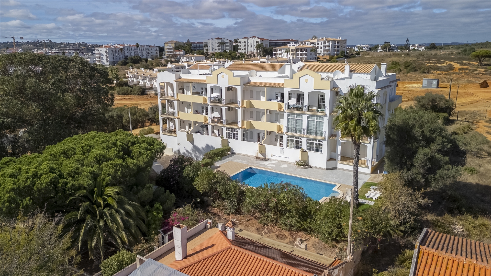 Apartment in Meia Praia - view 1