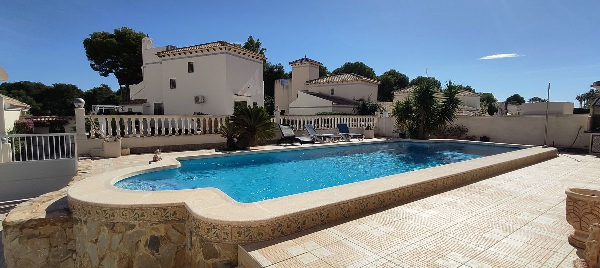 Villa in Dehesa de Campoamor - view 1