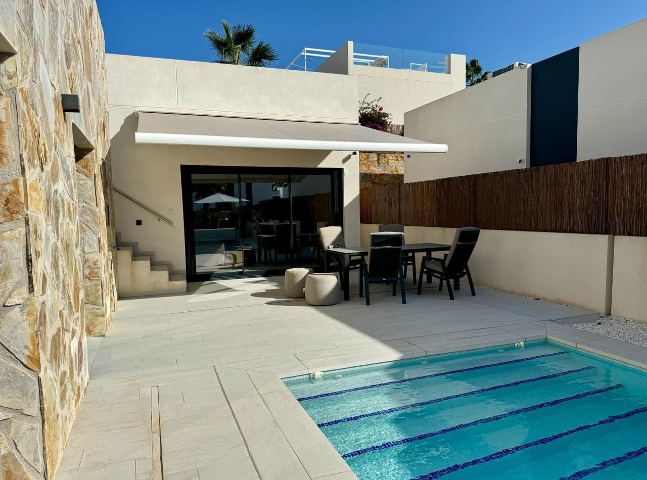 Villa in Alicante - view 1