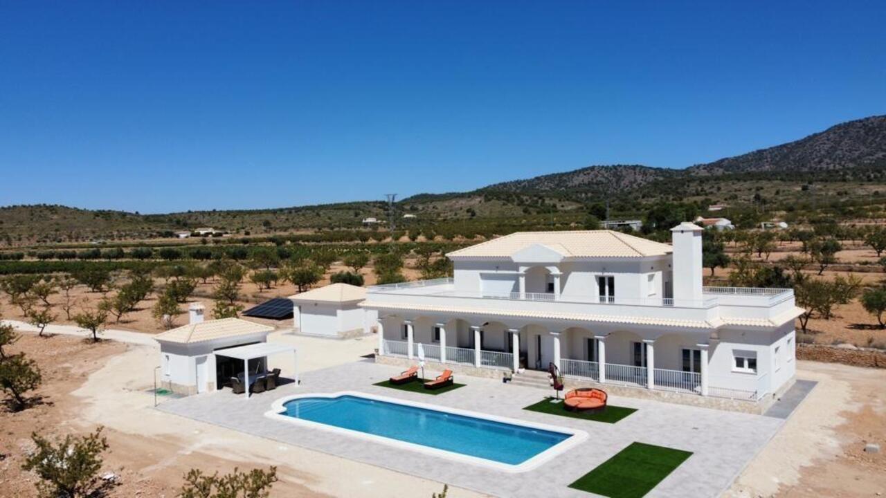 Villa in Pinoso - view 1