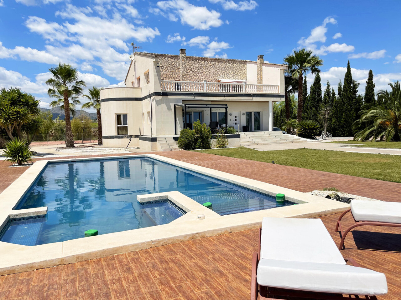 Villa in Novelda - view 1