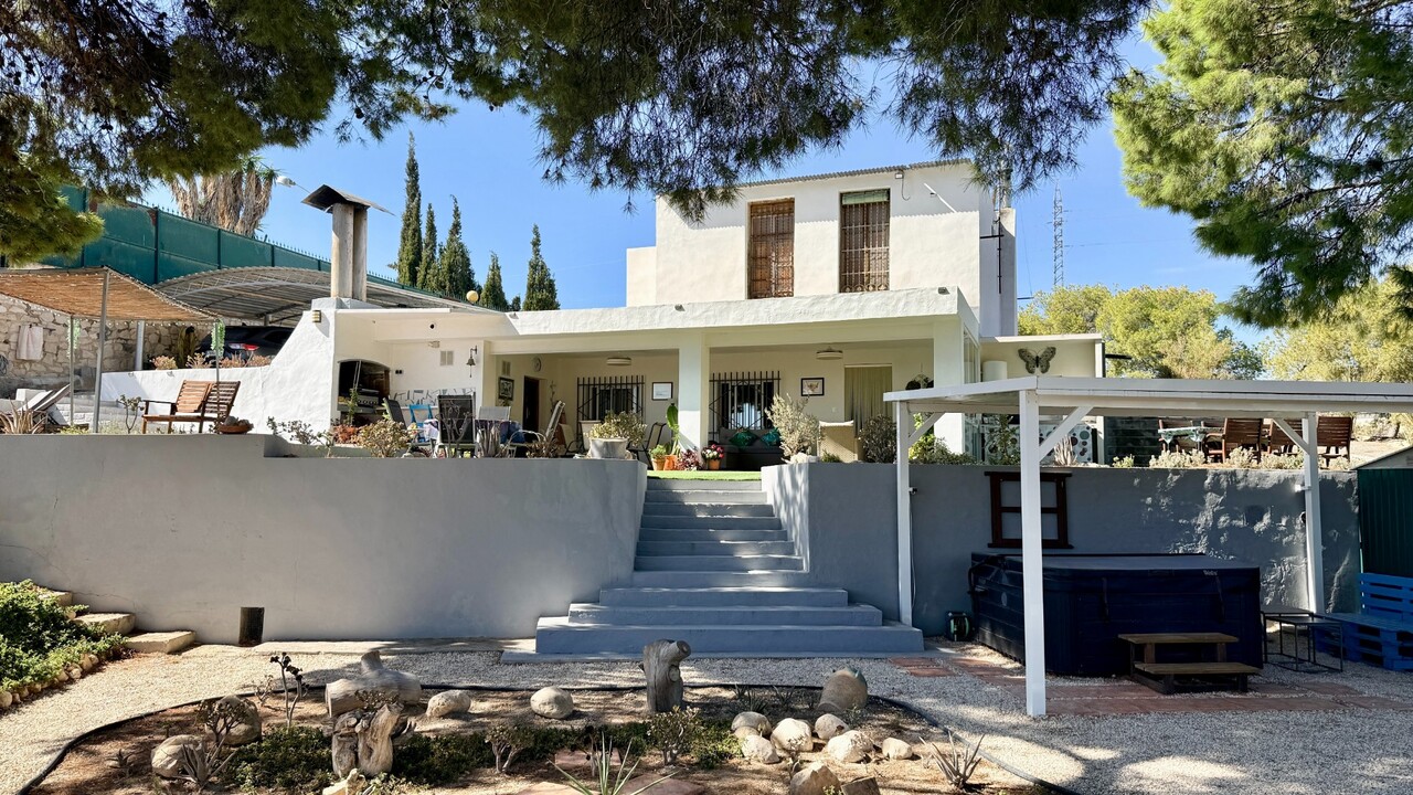 Villa in Elche - view 1