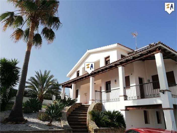 Villa in La Linea de la Concepcion - view 1