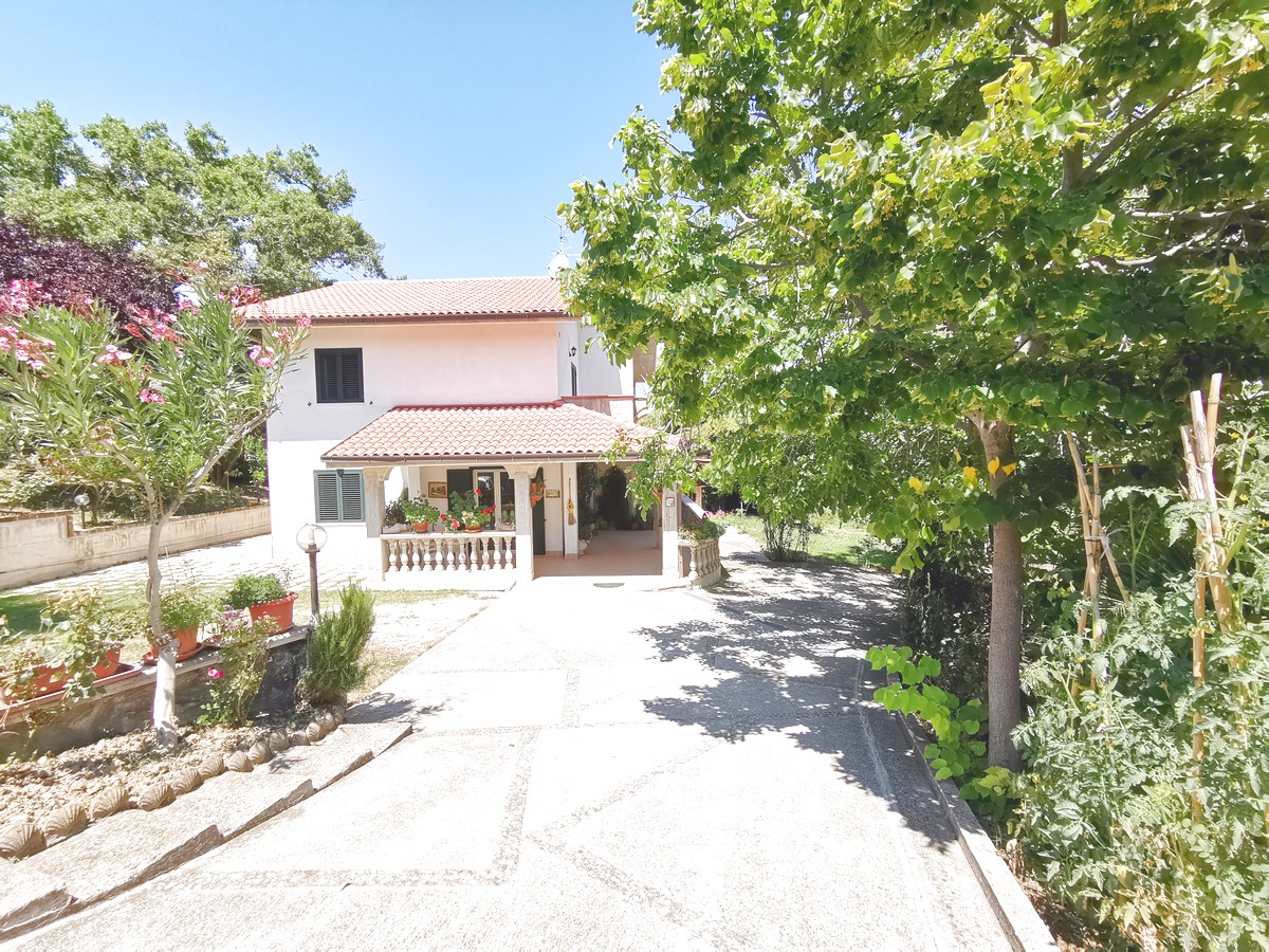 Villa in Penne - view 1