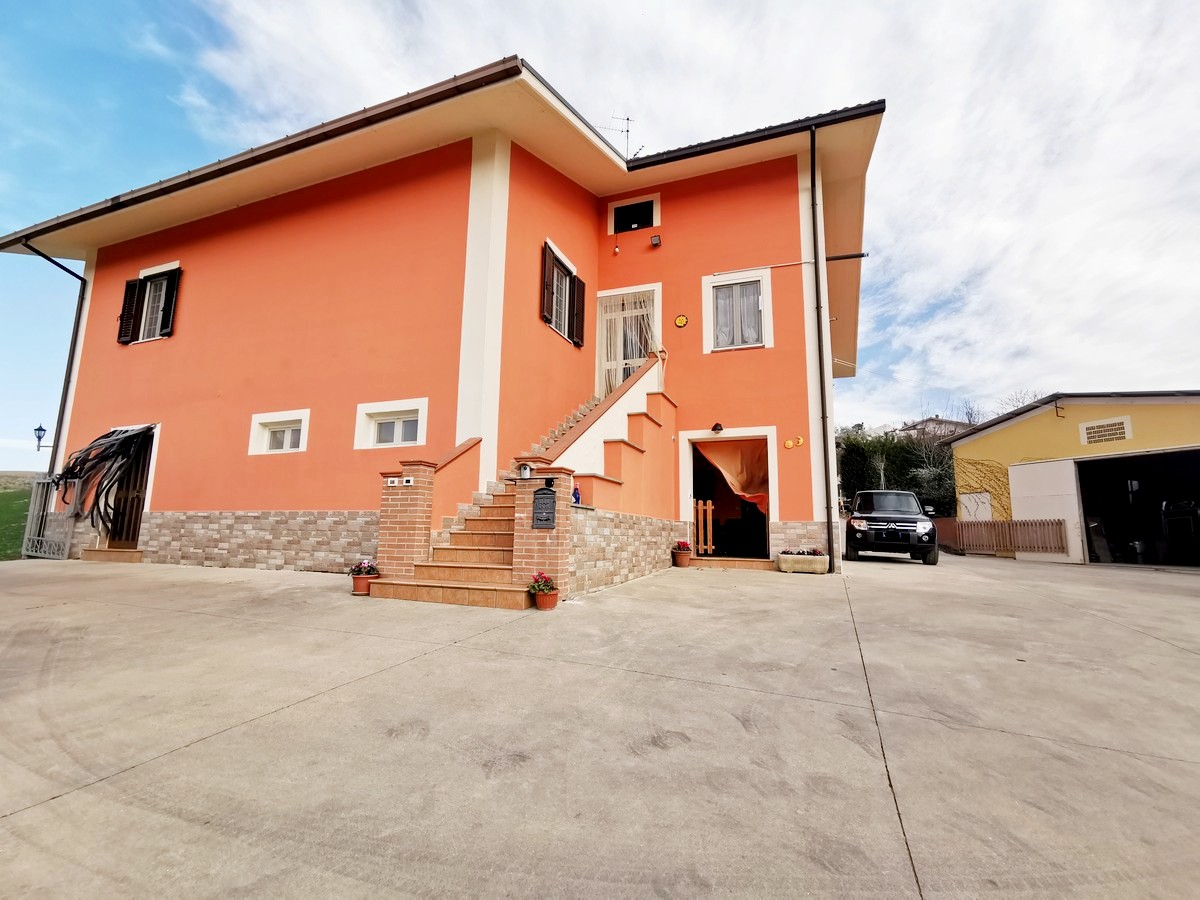 House in Penne - view 1