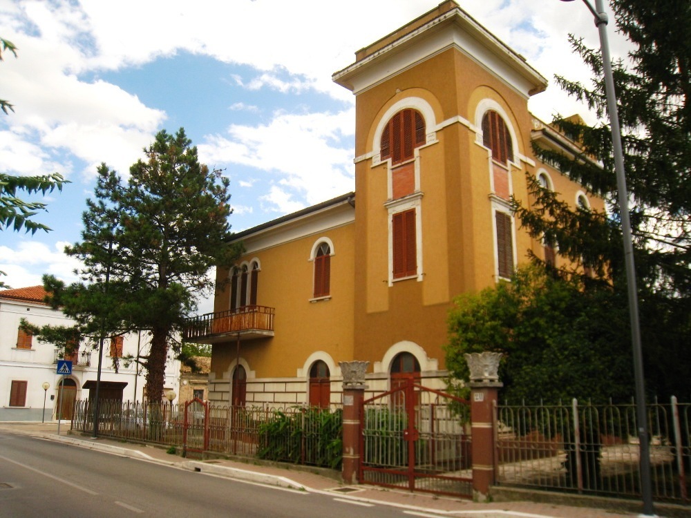 House in Alanno - view 1