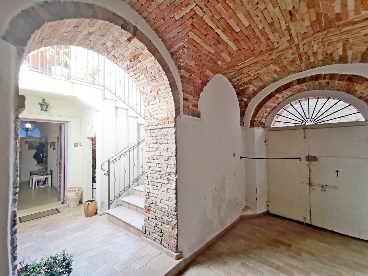 House in Penne - view 1