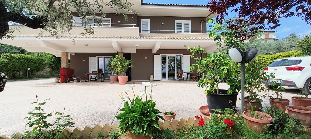 Villa in Loreto Aprutino - view 1