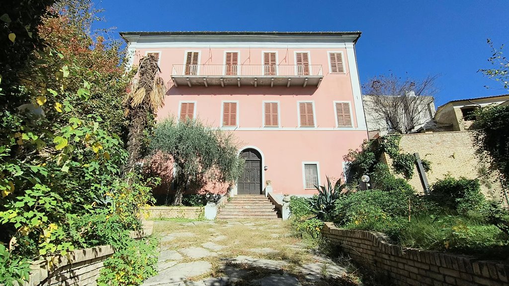 House in Penne - view 1