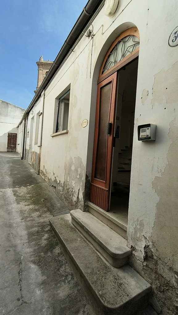 House in Collecorvino - view 1