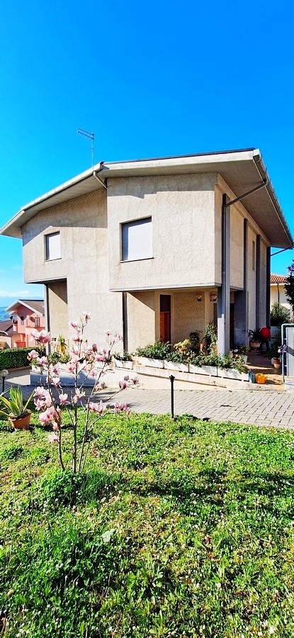 Villa in Penne - view 1