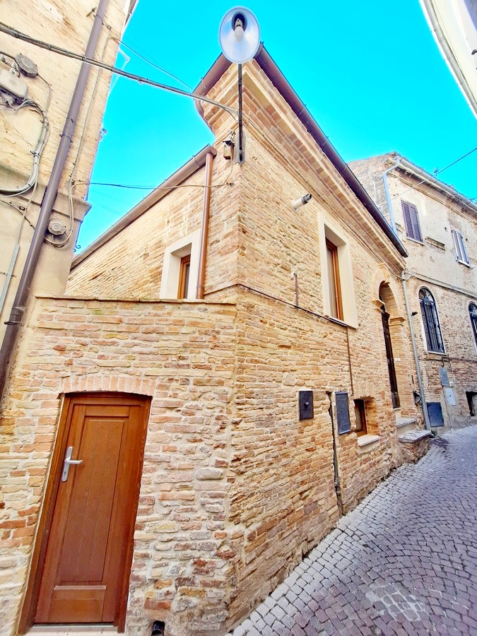 House in Penne - view 1