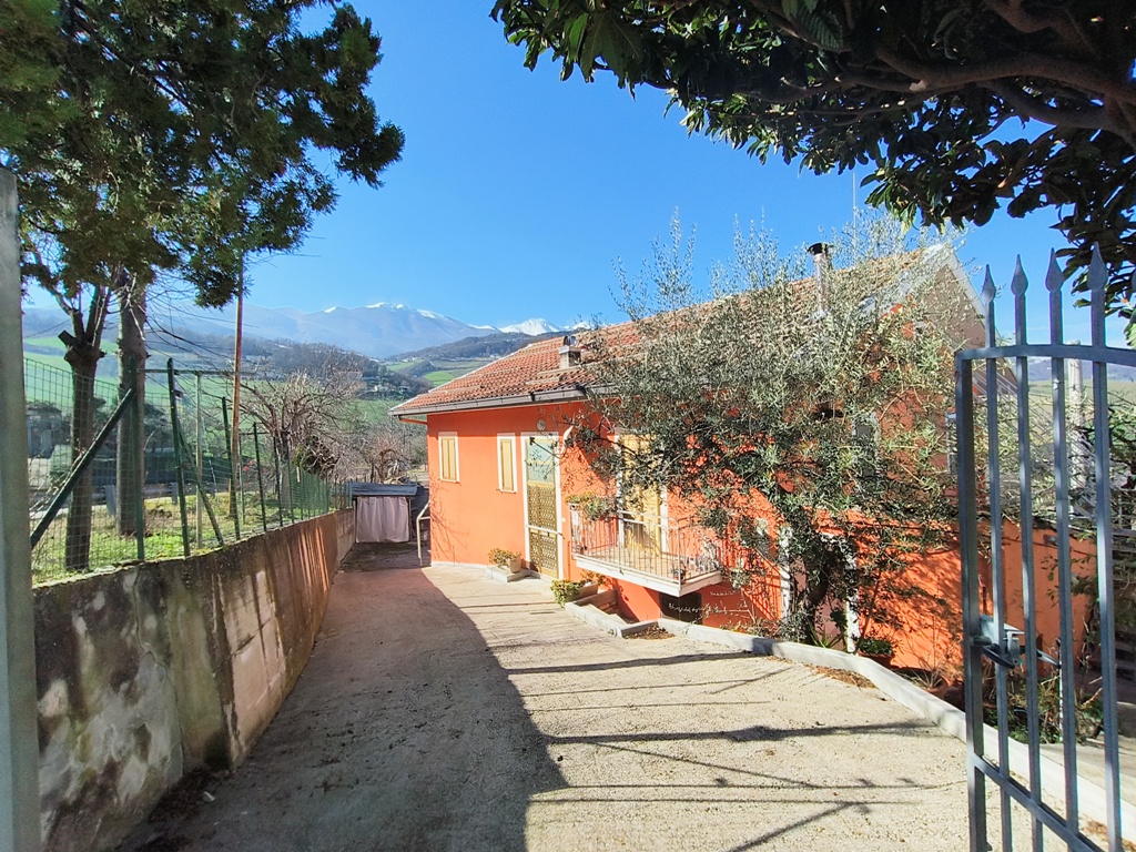 House in Montebello di Bertona - view 1
