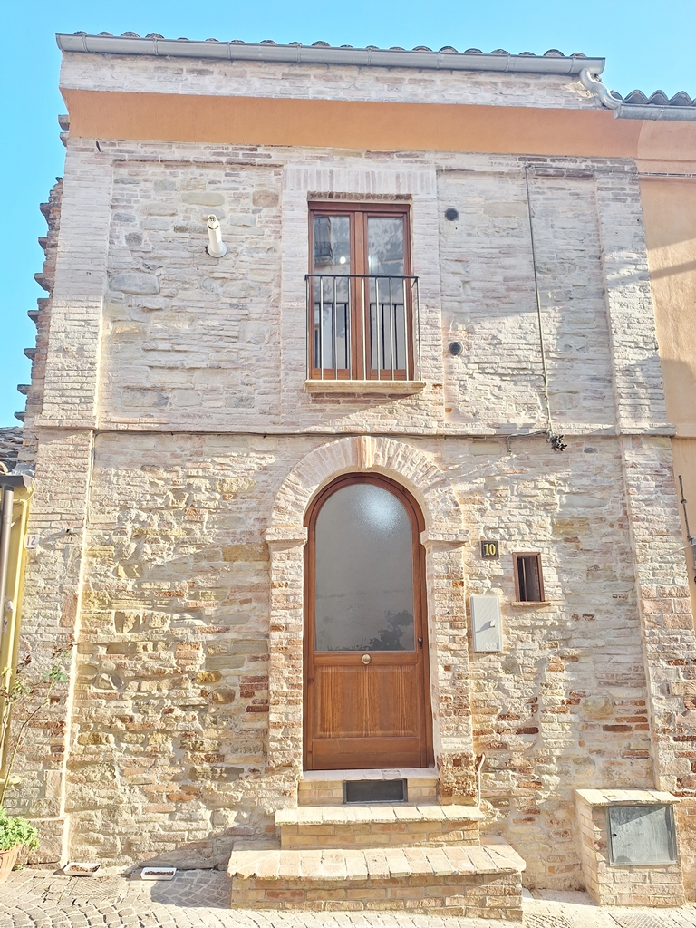 House in Penne - view 1