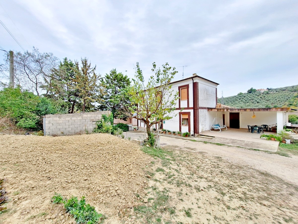 House in Collecorvino - view 1