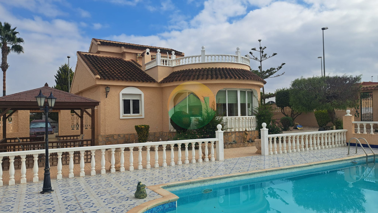 House in Vina de Raja - view 1