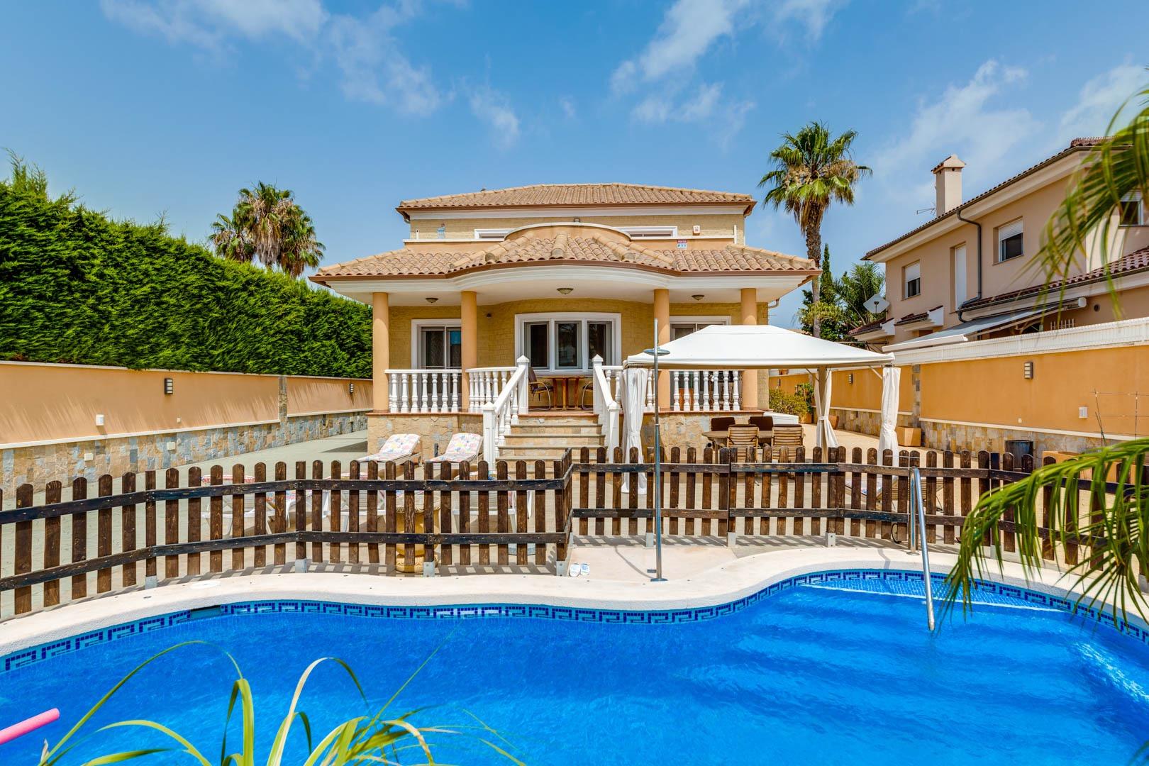 Villa in Santa Cruz - view 1