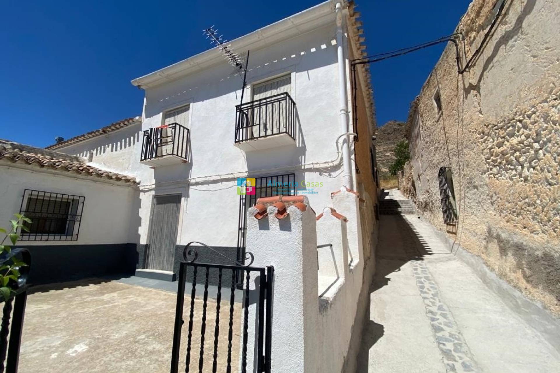 House in El Soriano - view 1