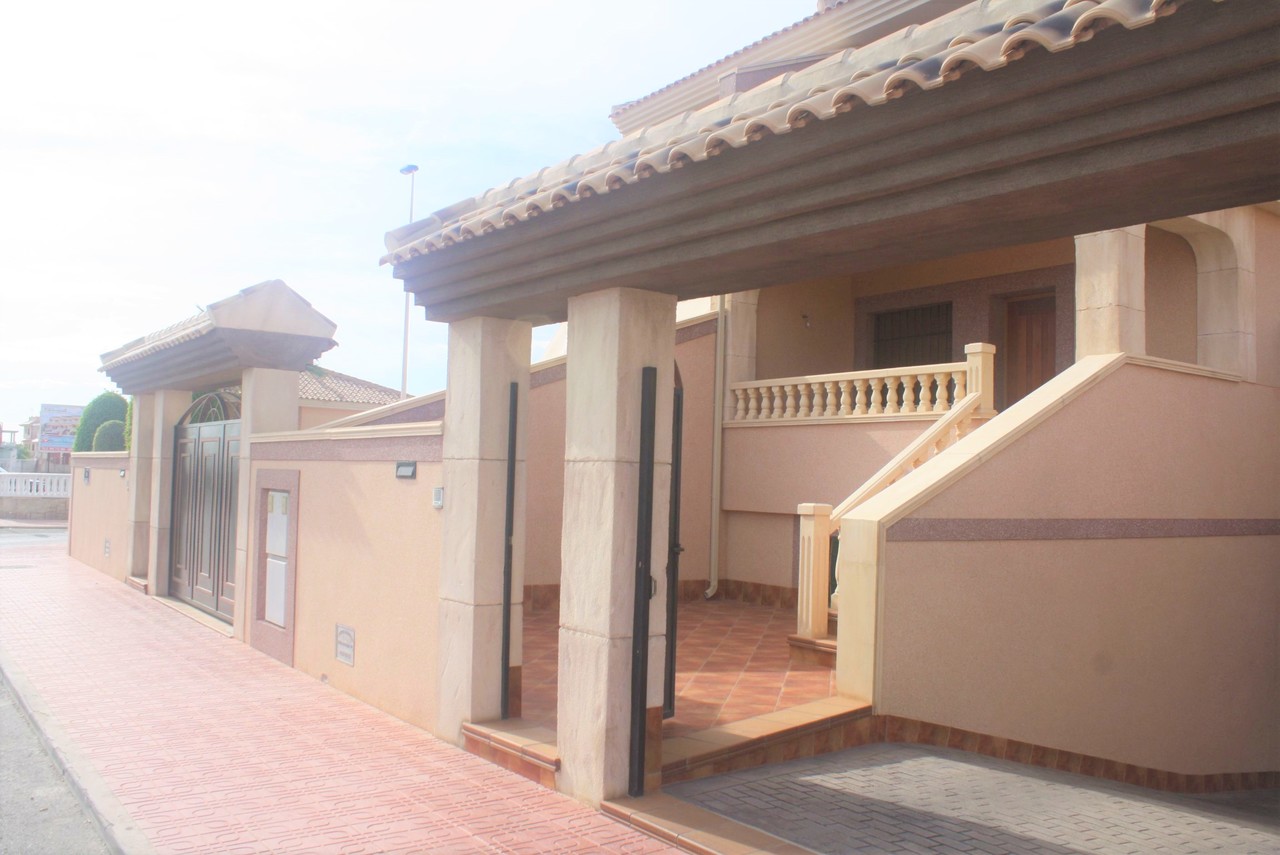 House in Alicante - view 1