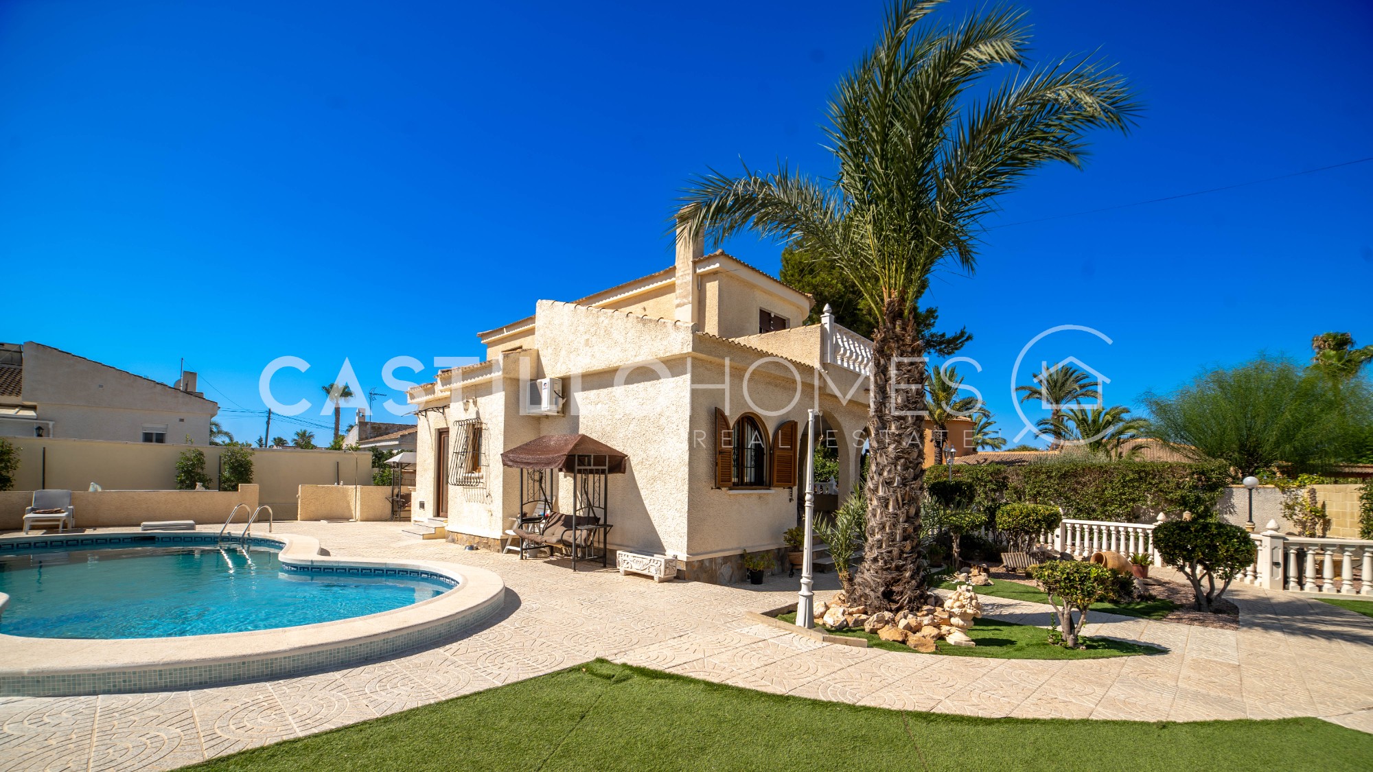 Villa in Alicante - view 1
