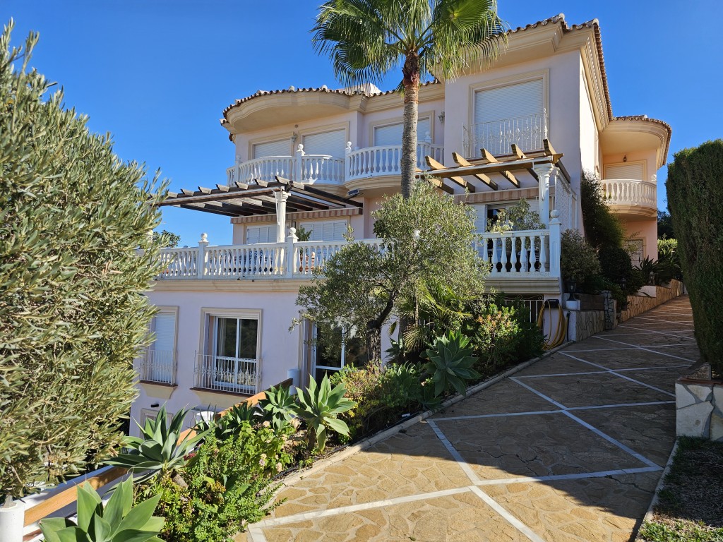 Villa in Marbella Del Este - view 1