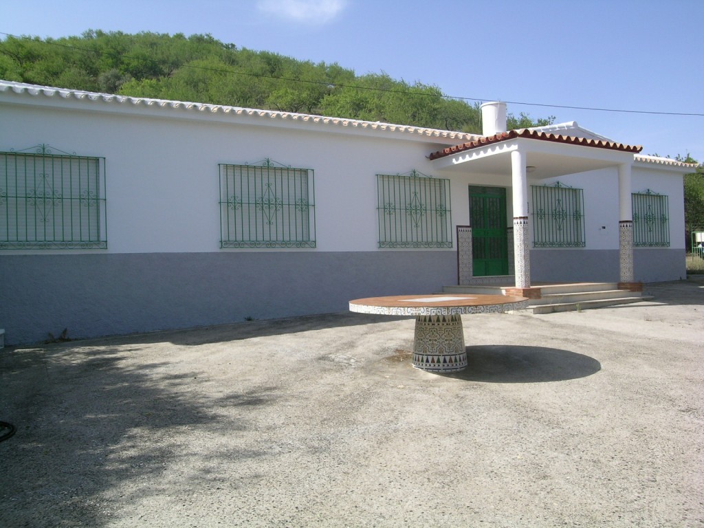 House in Colmenar de la Sierra - view 1