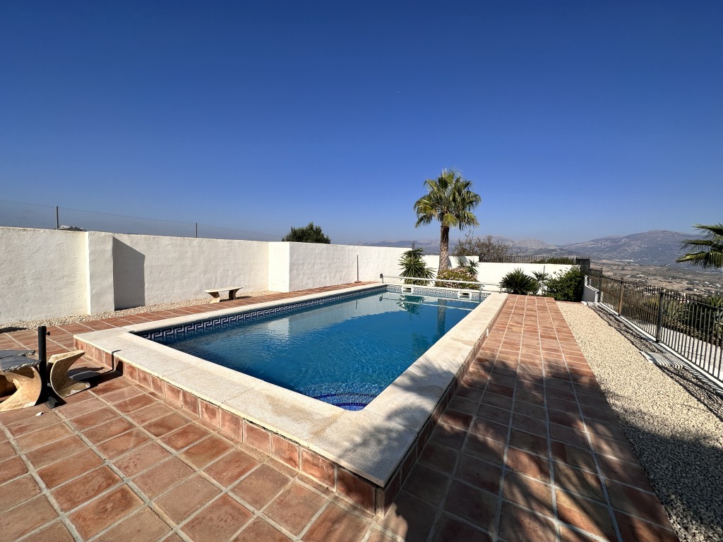 Villa in La Vinuela - view 1