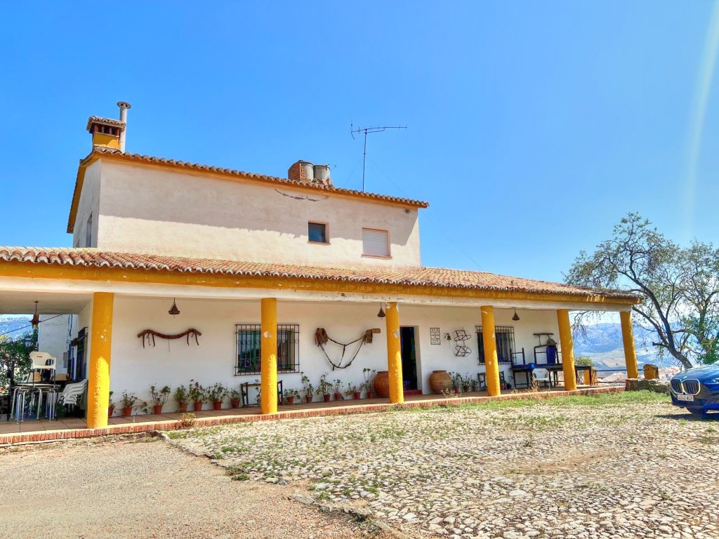 House in Colmenar de la Sierra - view 1