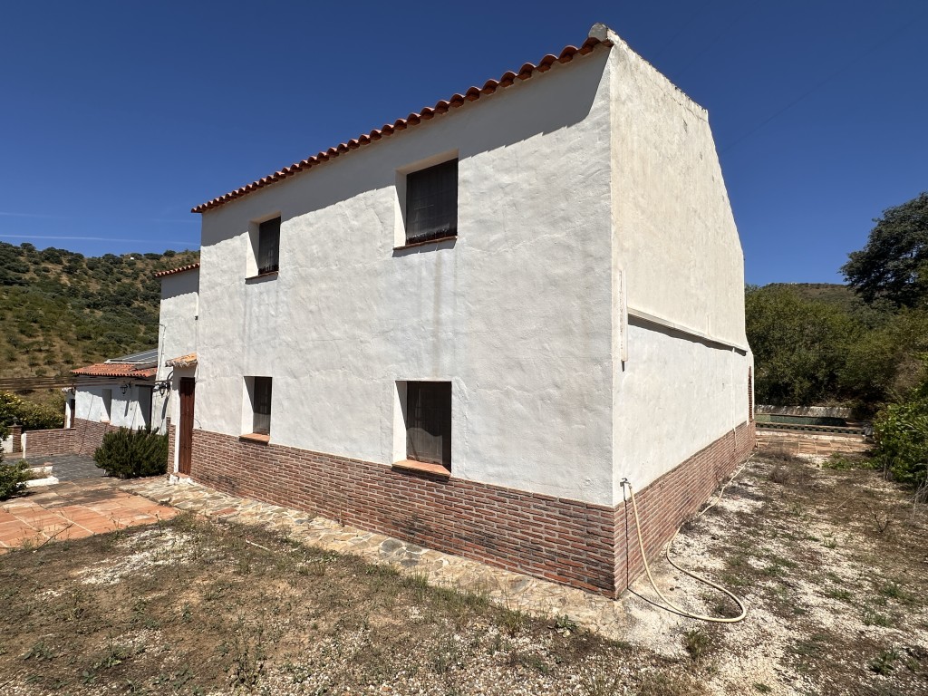 House in Colmenar de la Sierra - view 1