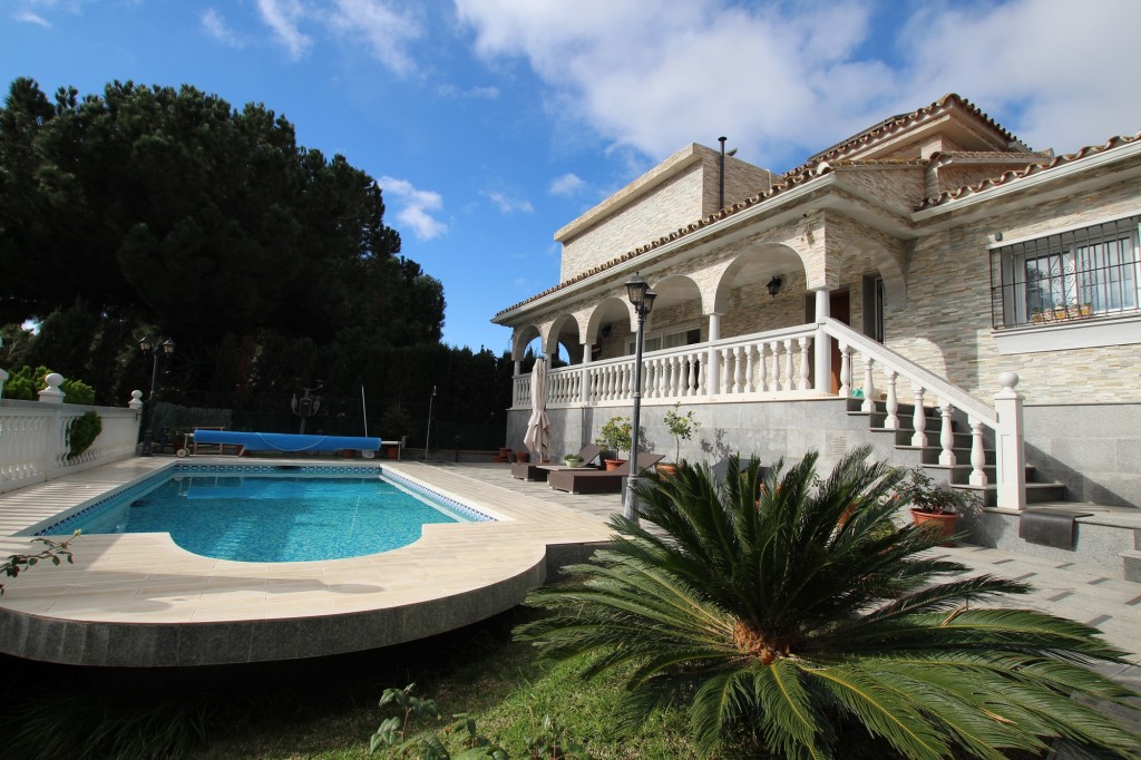 Villa in Marbella Del Este - view 1