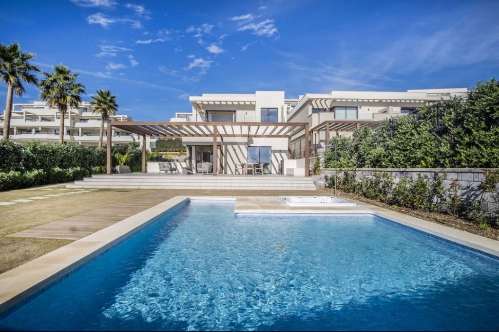 Villa in Estepona - view 1