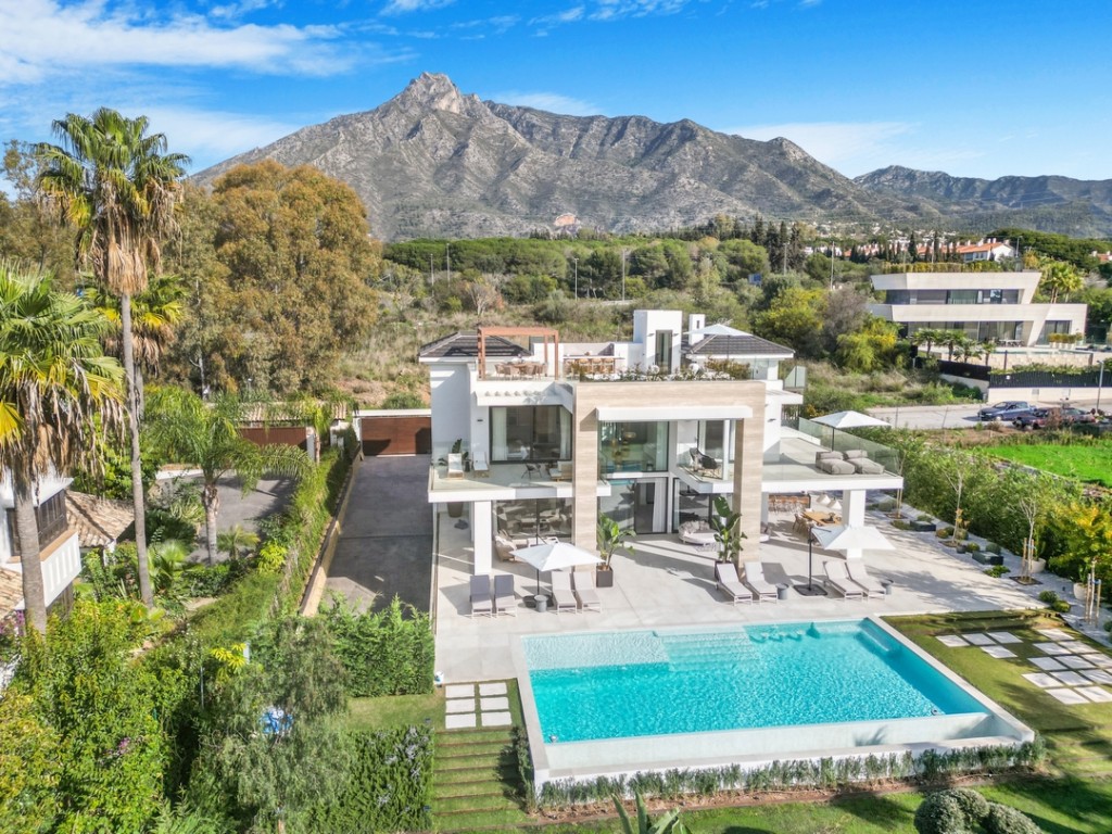 Villa in Marbella Del Este - view 1