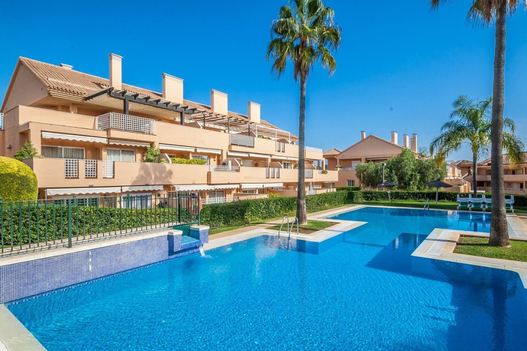 Penthouse in Marbella Del Este - view 1