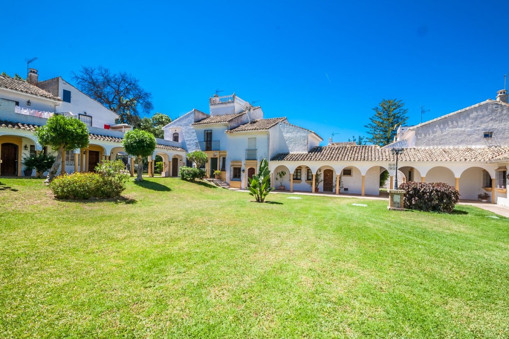 House in Marbella Del Este - view 1