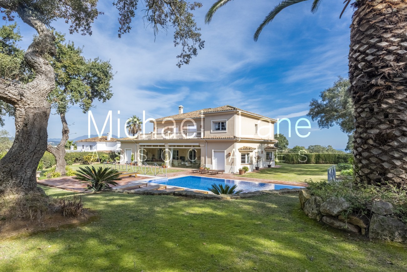 Villa in San Roque - view 1