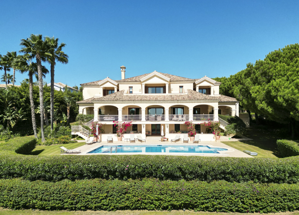 Villa in San Roque - view 1