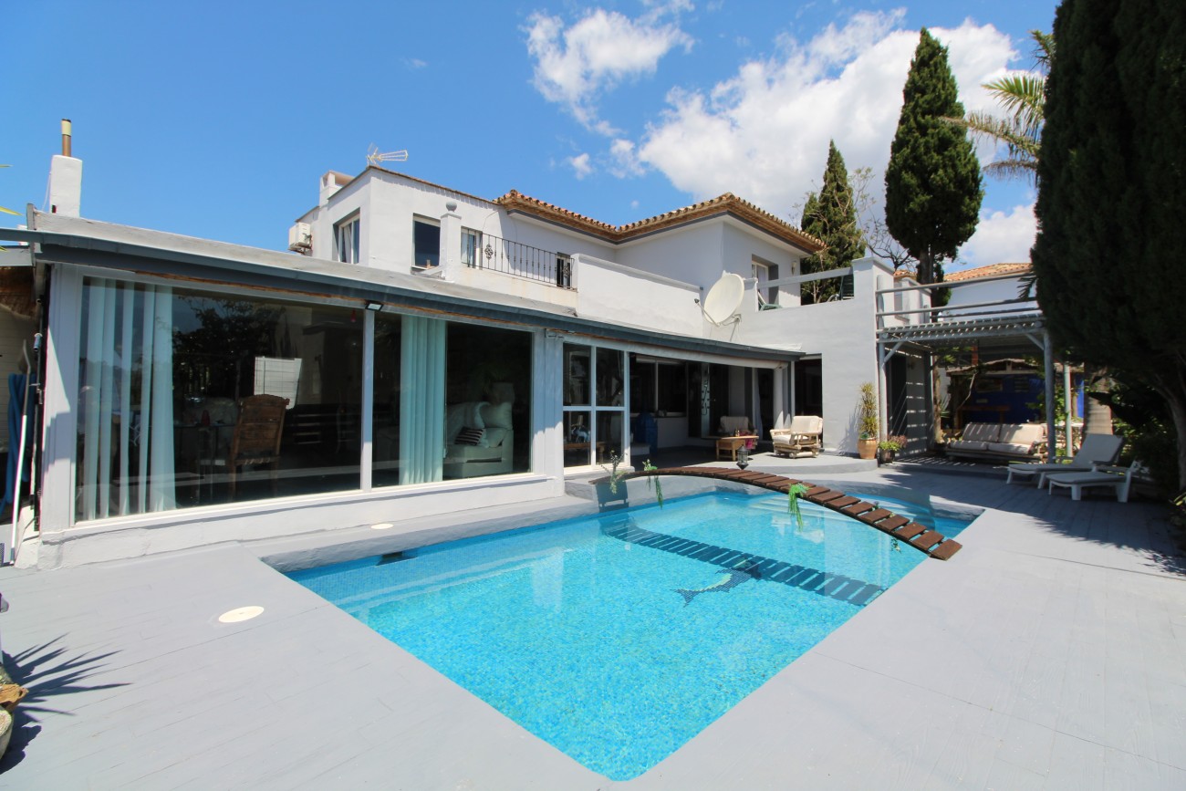 House in Estepona - view 1