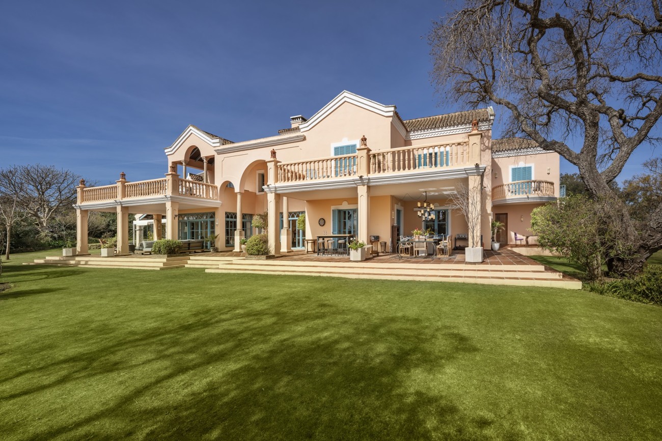 Villa in San Roque - view 1