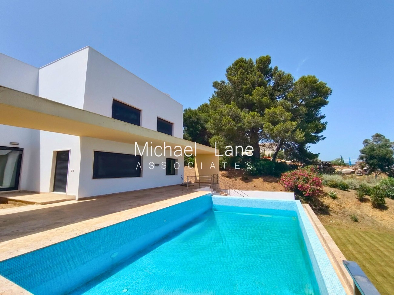 Villa in San Roque - view 1