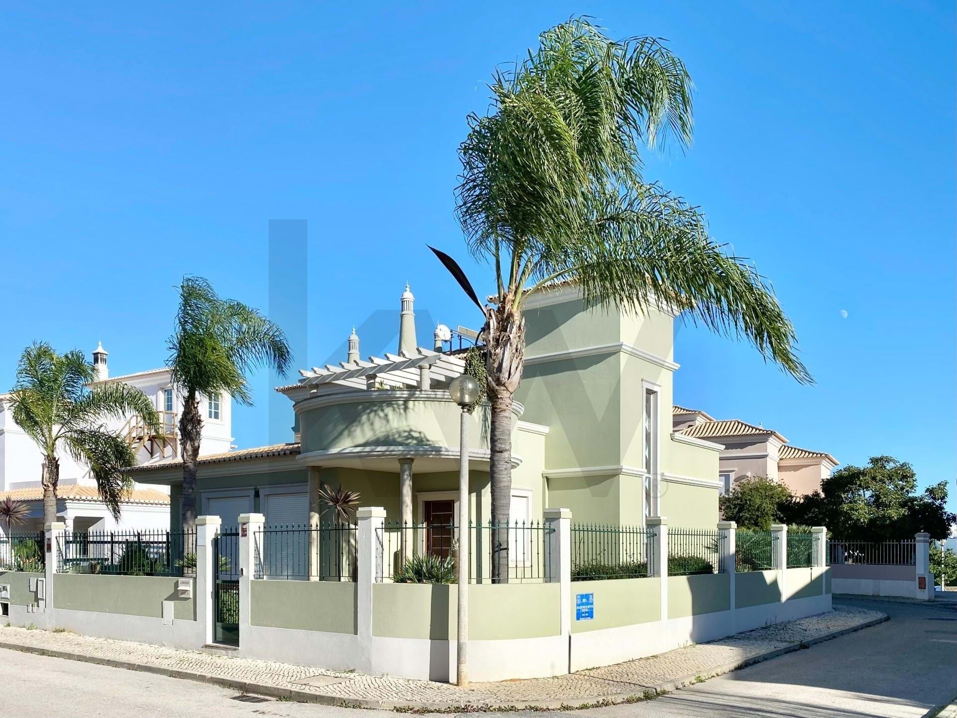 Villa in Carrazedo de Montenegro - view 1