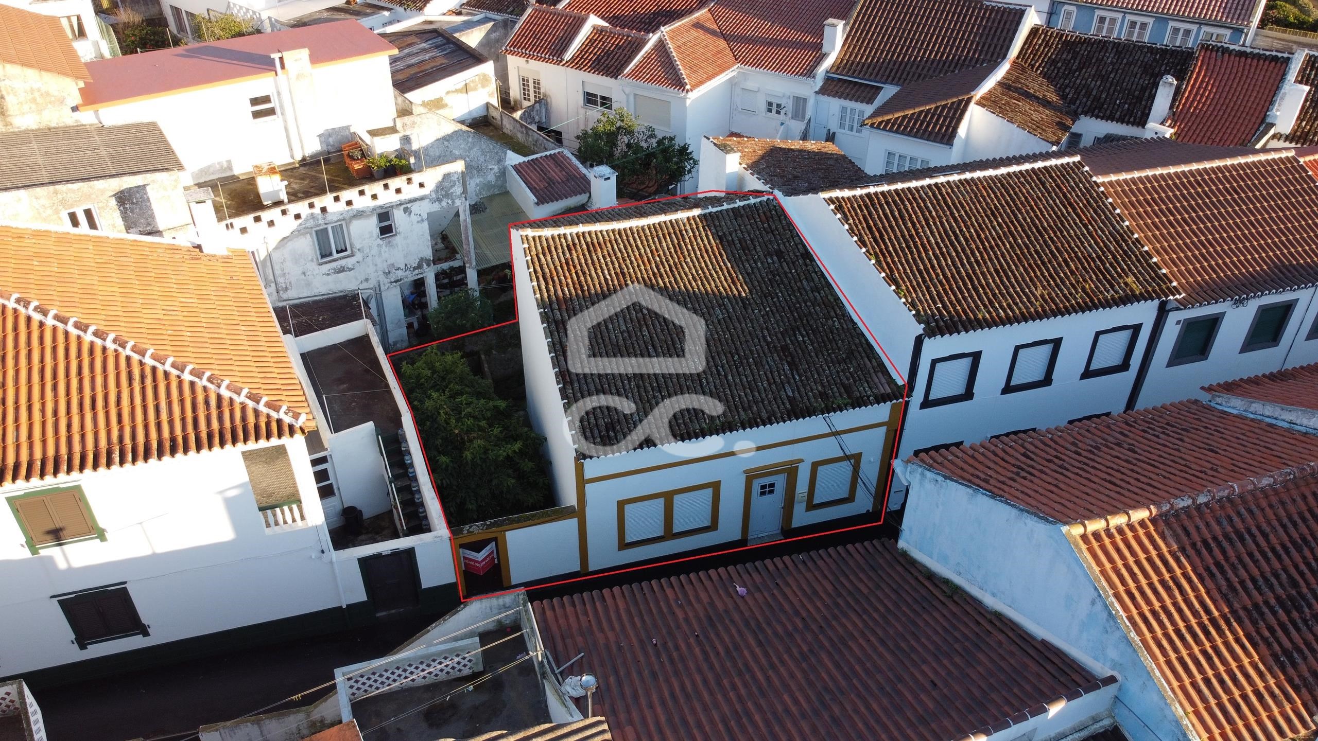 Villa in Angra do Heroismo - view 1