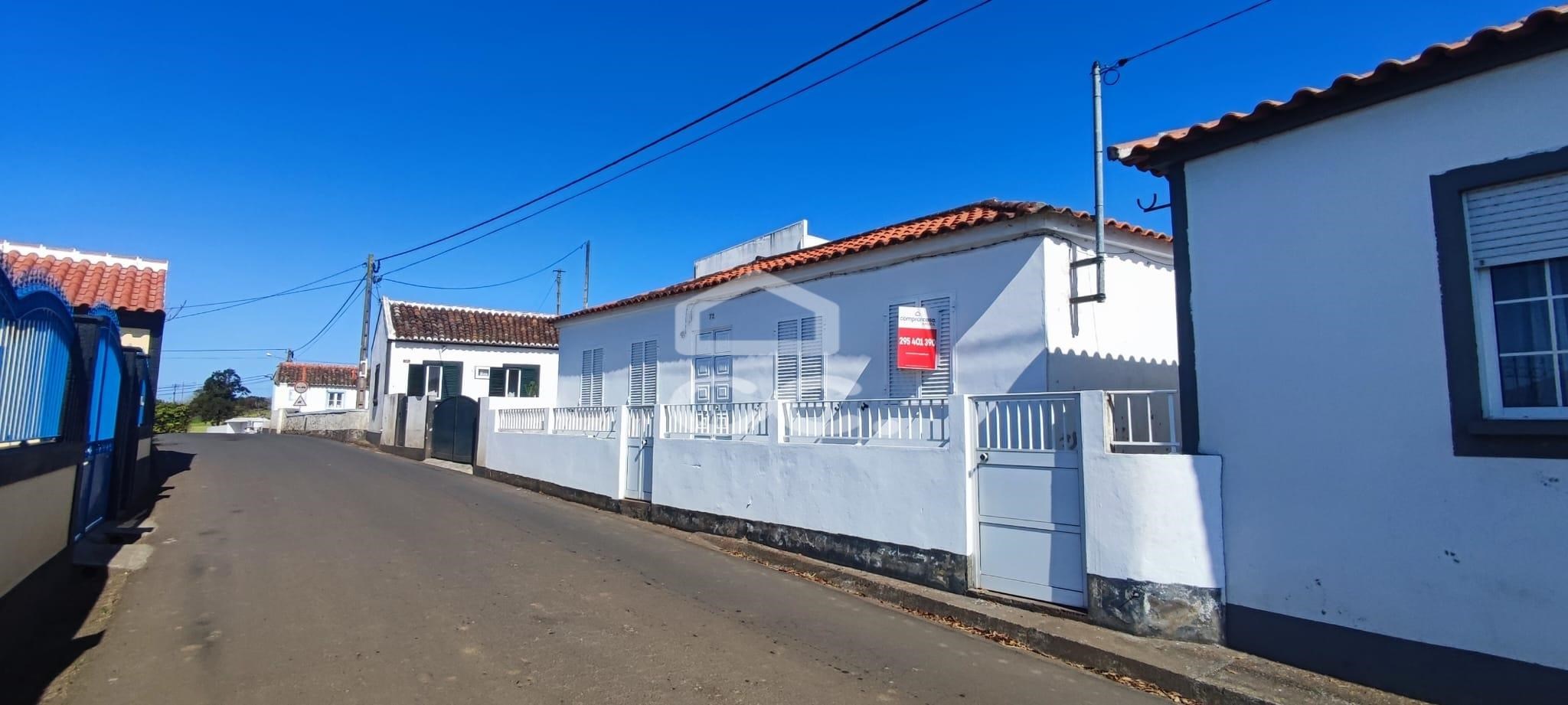 Villa in Angra do Heroismo - view 1
