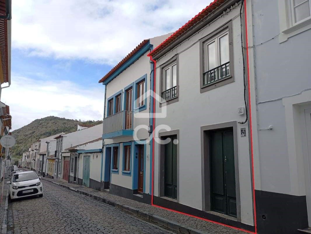 Villa in Angra do Heroismo - view 1