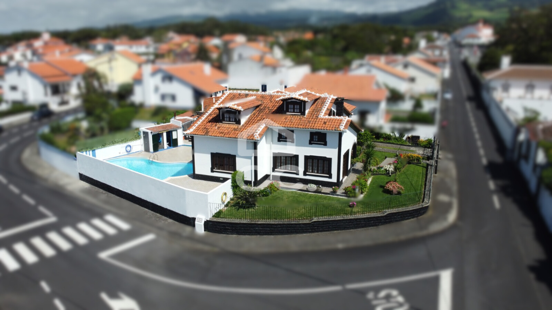 Villa in Angra do Heroismo - view 1