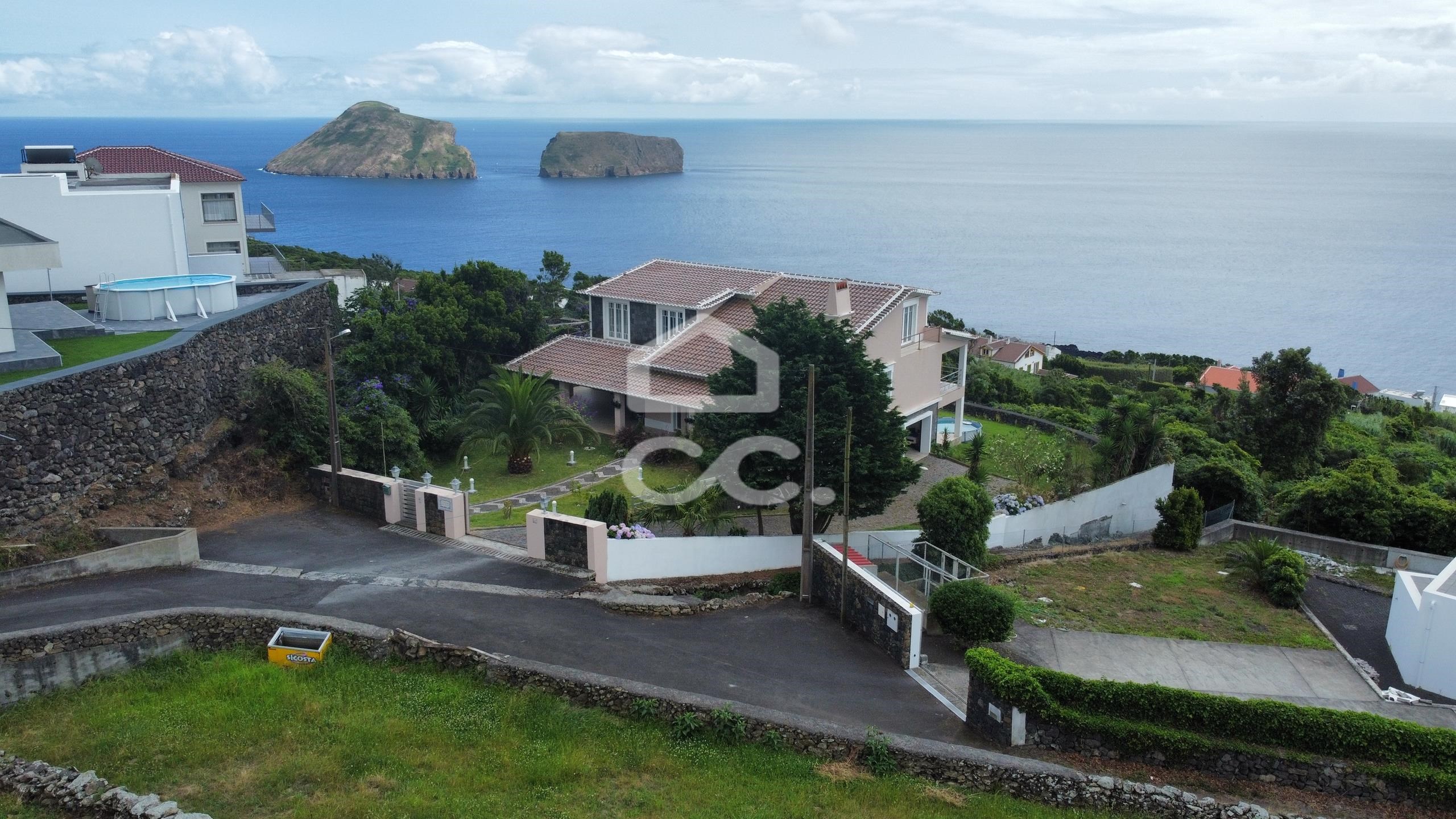 Villa in Feteira - view 1